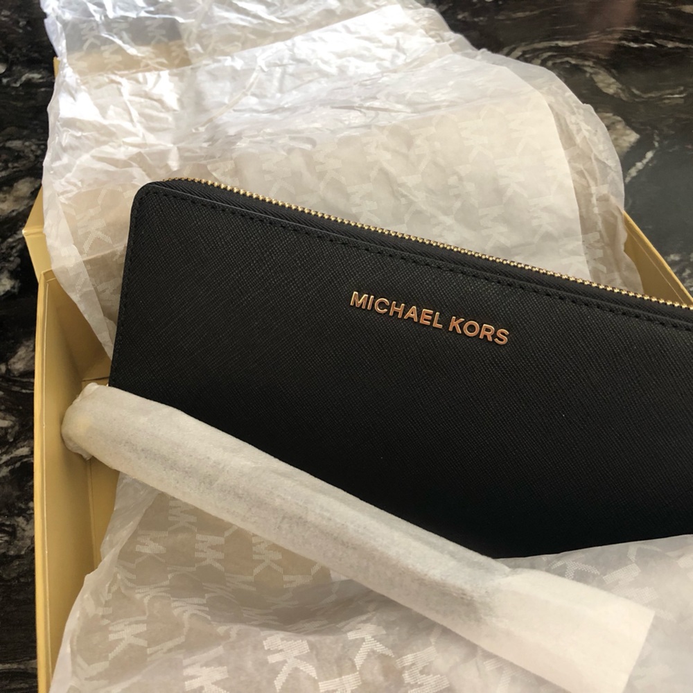 Michael kors jet set travel wallet